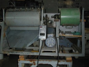 Bond grindability unit to determine hardness and grinding characteristics of ores